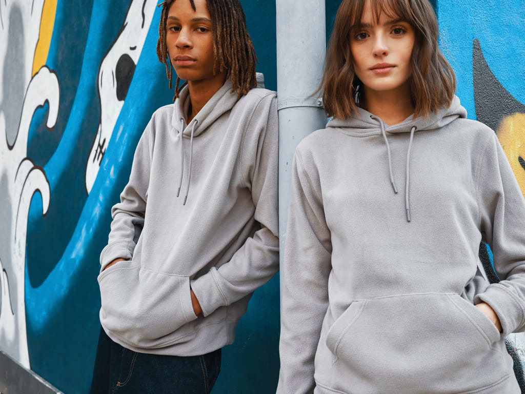 Deux personnes portant des sweatshirts